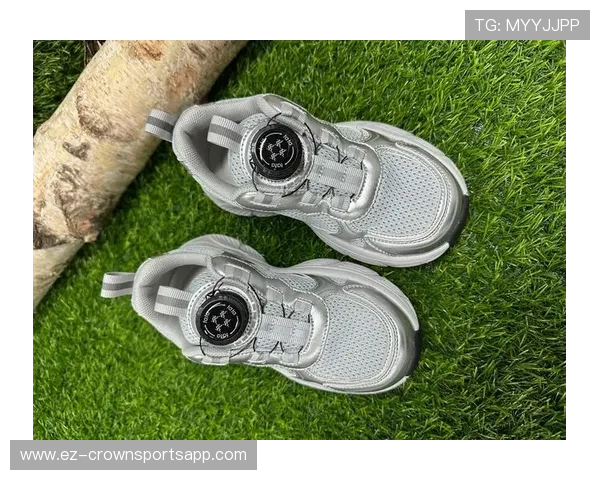 李月汝今天居然穿了百来块的淘宝鞋，跟她场上的霸气家完全不是一个人啊！