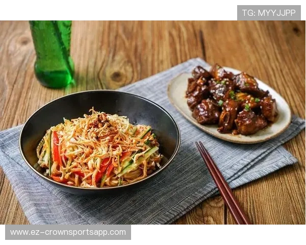 张博恒家的冰箱里只有鸡胸肉和水，连瓶可乐都找不到