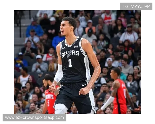 文班亚马挡拆拉开防守空间，助斯波尔斯特拉调整战术效率提升